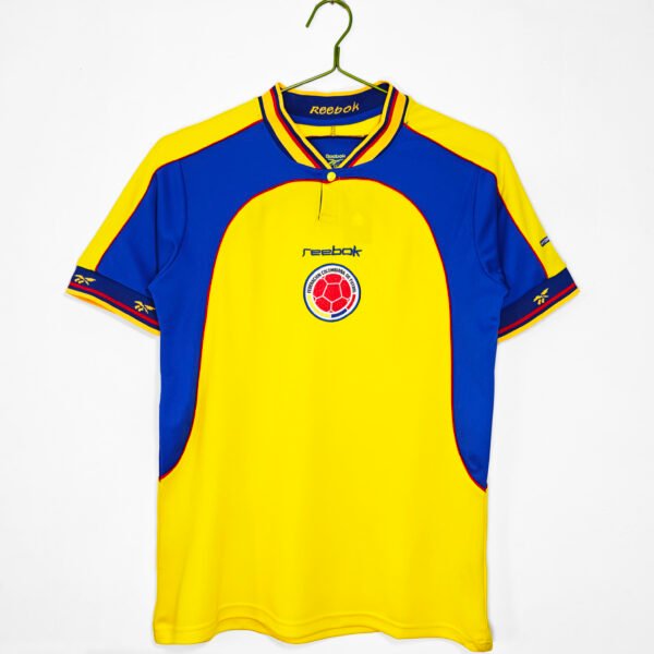 The 2001 season saw the return of the traditional style at the Colombian home stadium.