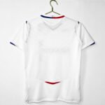 The home team of Lyon in the 2008/09 season showcased a vintage style. - Image 2