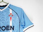 The home team color of Celta in the 2001/02 season was blue. - Image 3