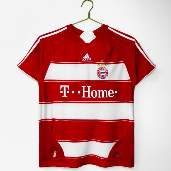 The 2007/08 season saw Bayern return to their traditional home style.