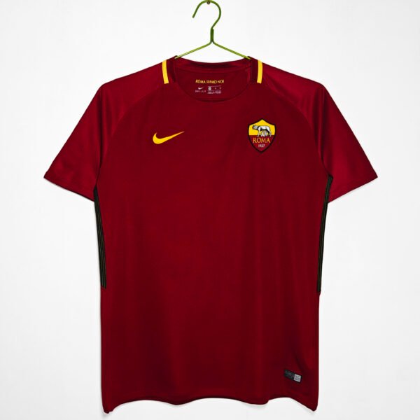 The 2017/18 season saw Roma return to their traditional home style.