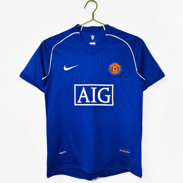 The goalkeeper of Manchester United in the 2007/08 season was blue.
