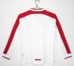 The white color of Liverpool's away uniform in the 1998 season - Image 7