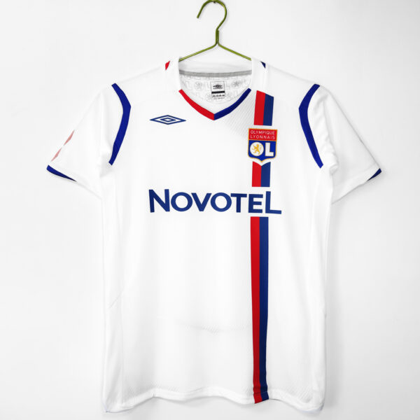 The home team of Lyon in the 2008/09 season showcased a vintage style.