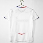 The home team of Lyon in the 2008/09 season showcased a vintage style. - Image 2