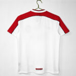 The white color of Liverpool's away uniform in the 1998 season - Image 12