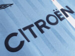 The home team color of Celta in the 2001/02 season was blue. - Image 11