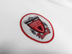 The white color of Liverpool's away uniform in the 1998 season - Image 8