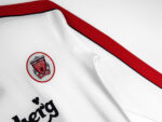 The white color of Liverpool's away uniform in the 1998 season - Image 6