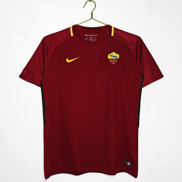 The 2017/18 season saw Roma return to their traditional home style.