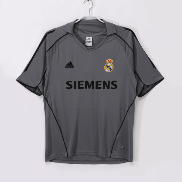 Real Madrid's two away grey team in the 2005/06 season